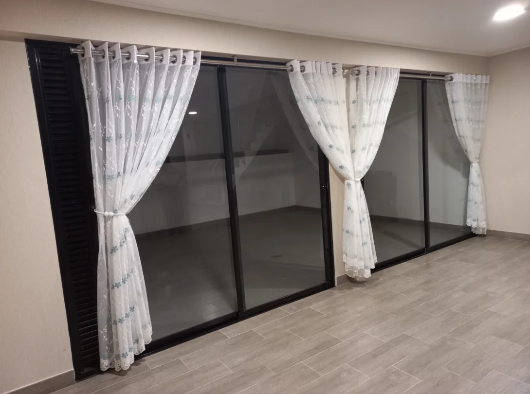 Cortinas de tull bordado en puertas corredizas